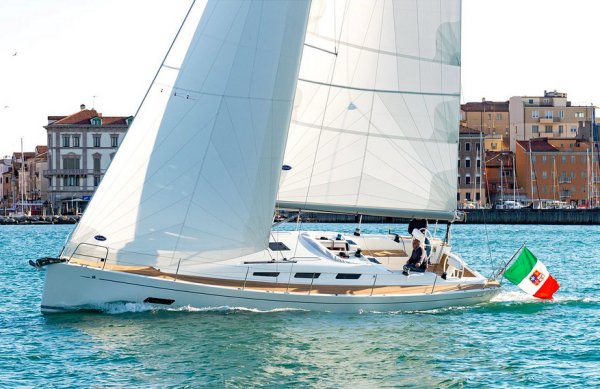 Italia 1298 sailboat under sail