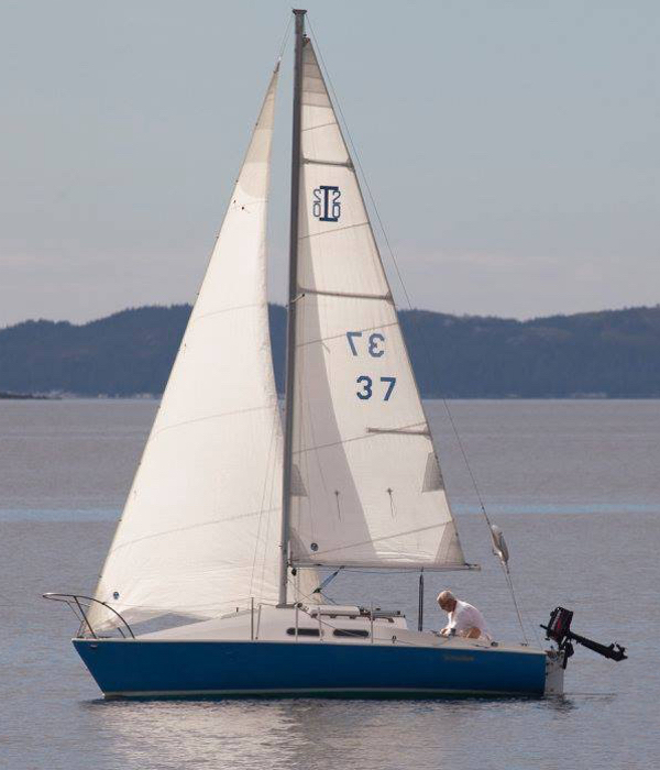 Independent 20 2 sailboat under sail
