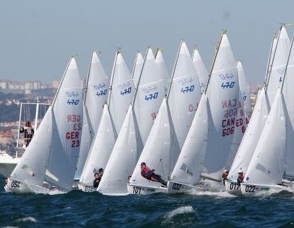 470 sailboat under sail