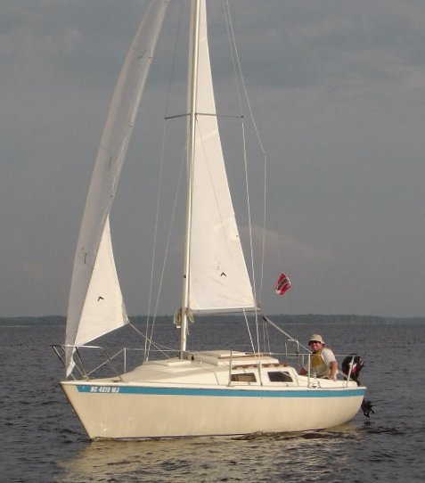 Windrose 22 s sailboat under sail