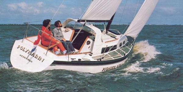 Pionier 930 sailboat under sail