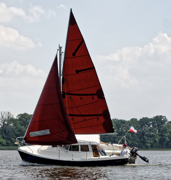 Haber 620 sailboat under sail