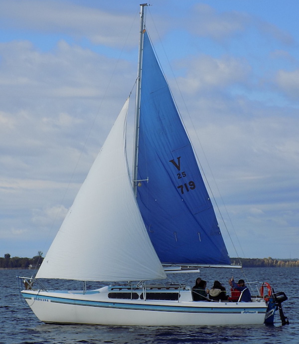 Macgregor 25 sailboat under sail