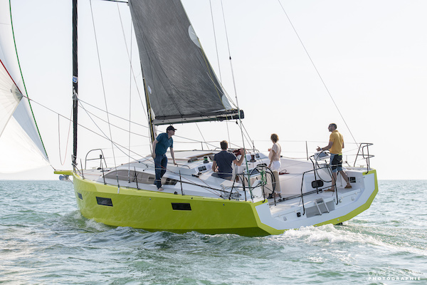 Rm 1180 sailboat under sail