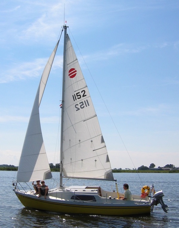Sunbeam 22 sailboat under sail