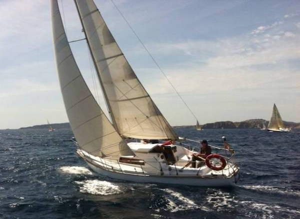 Alisio 31 amel sailboat under sail
