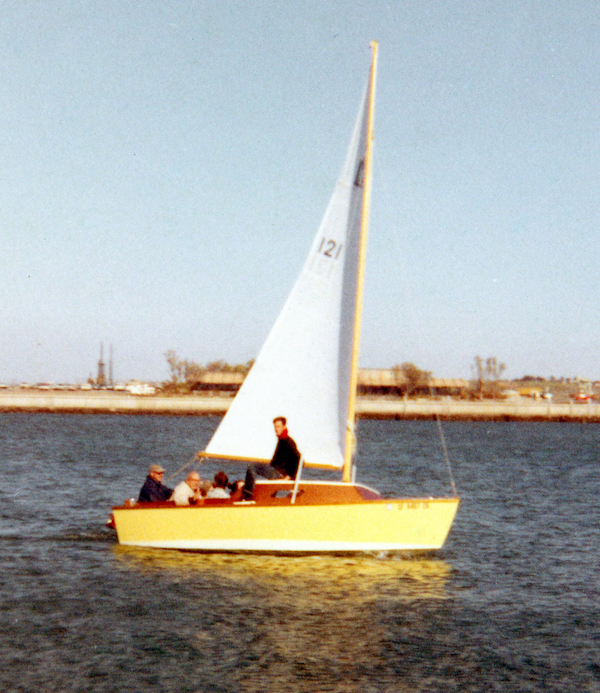Aloa 17 sailboat under sail