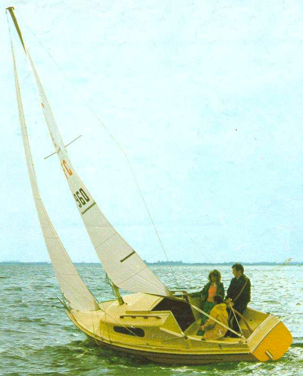 Carina sailboat under sail