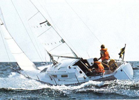 Accent 26 albin sailboat under sail