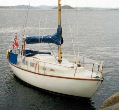 Alo 28 sailboat under sail