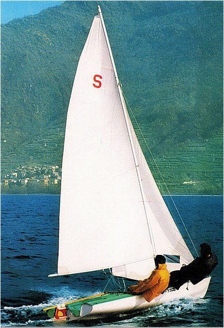 Alpa esse sailboat under sail