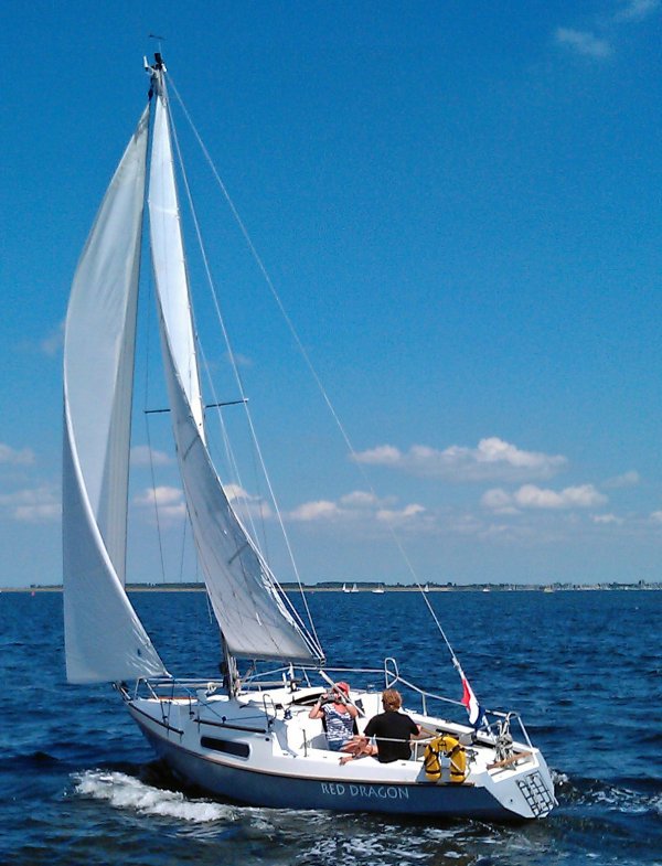 Alumaat 28 sailboat under sail