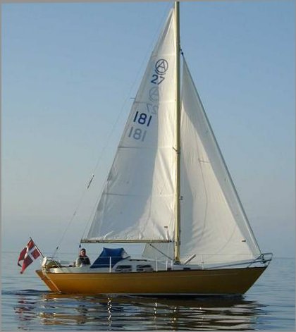Amigo 27 sailboat under sail