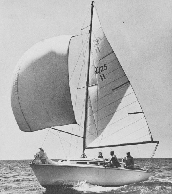 Amphibi con sailboat under sail