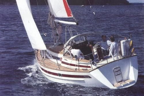 Aphrodite 33 sailboat under sail