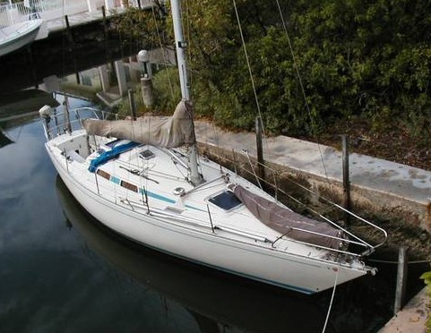 Avance 33 sailboat under sail