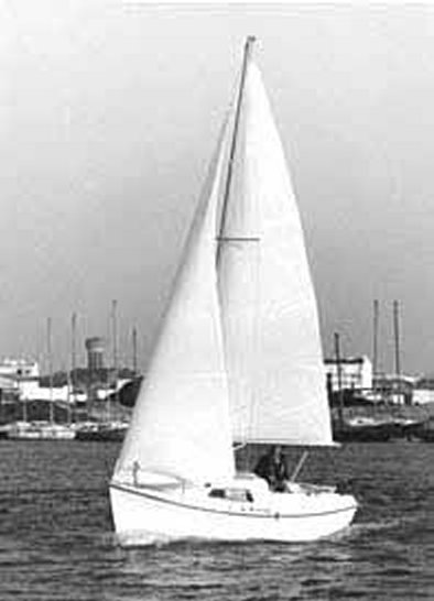 Piranha 17 Beneteau sailboat under sail