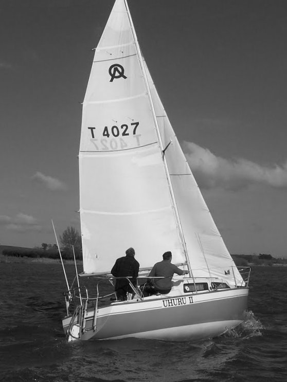 Bonito 22 sailboat under sail