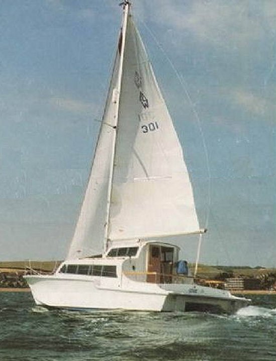 Catalac 900 sailboat under sail