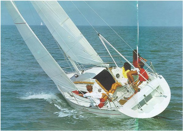 Comet 28 race sailboat under sail