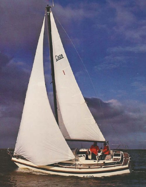 Compromis 909 sailboat under sail