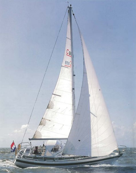 Compromis 999 sailboat under sail