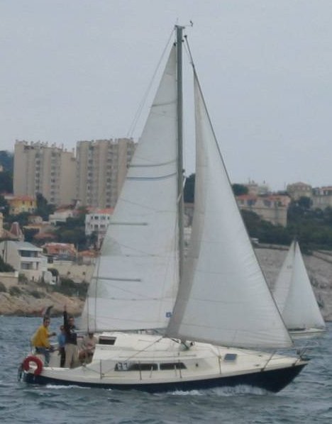 Daimio 23 sailboat under sail