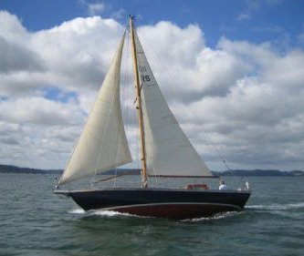 Dee 25 sailboat under sail