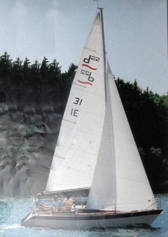Dehlya 22 sailboat under sail