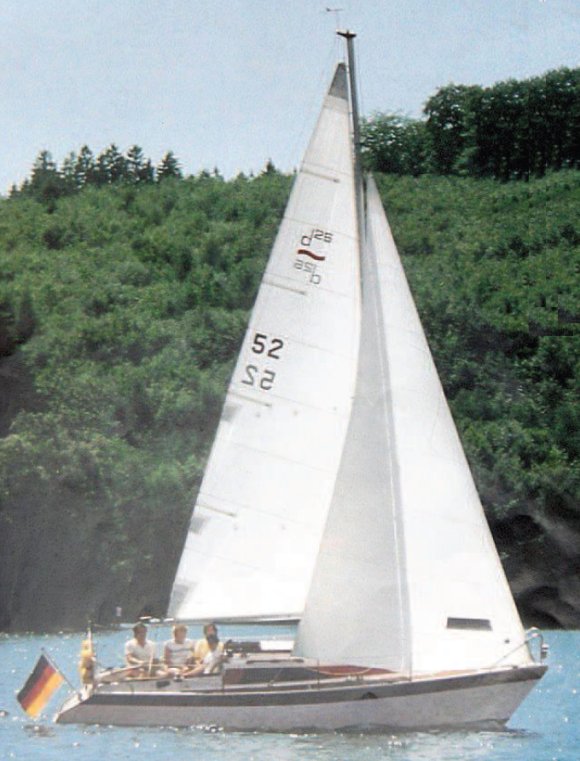 Dehler 25 sailboat under sail