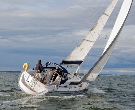 Delphia 333 sailboat under sail