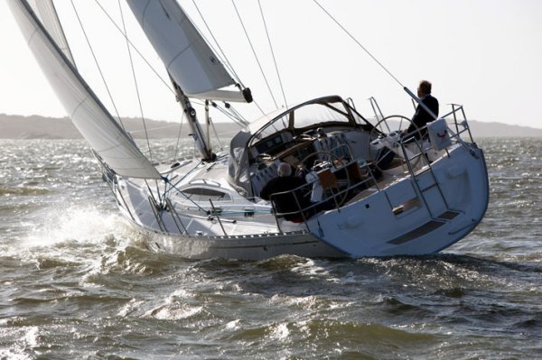 Delphia 403 sailboat under sail