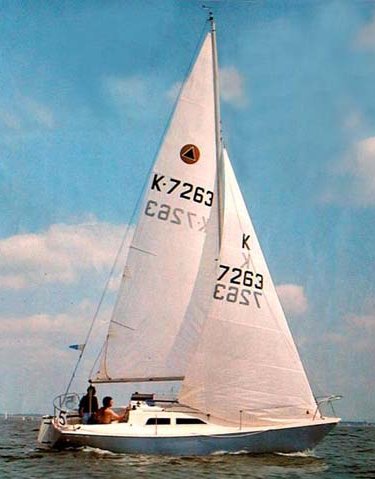 Delta 25 hunter sailboat under sail