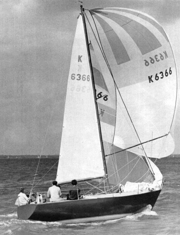 Carter 25 dingbat sailboat under sail