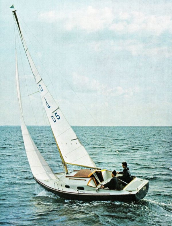 Drabant 22 sailboat under sail