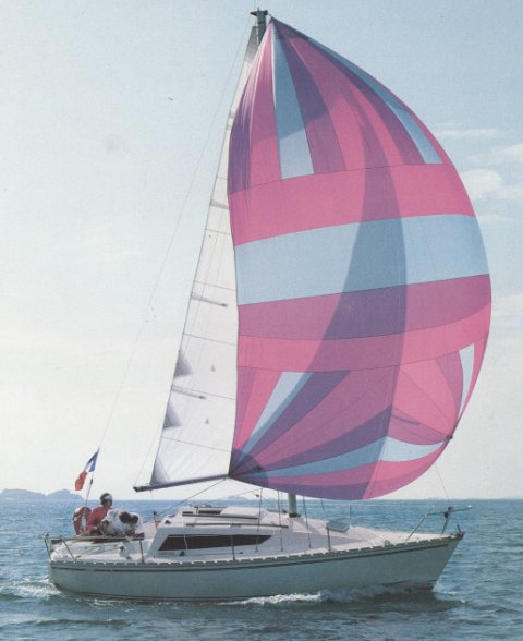 Eolia 25 jeanneau sailboat under sail