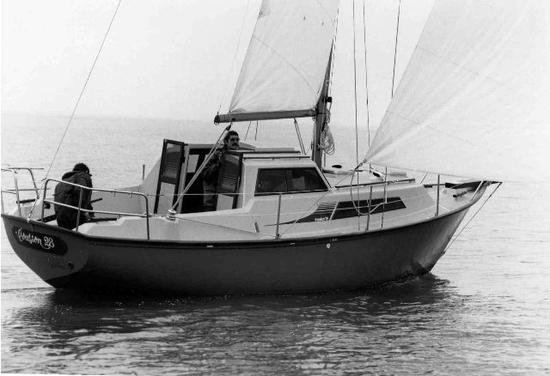 Evasion 28 Beneteau sailboat under sail