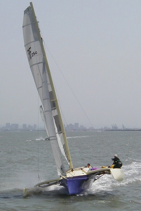 F 25c sailboat under sail