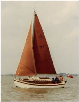 Finesse 21 sailboat under sail