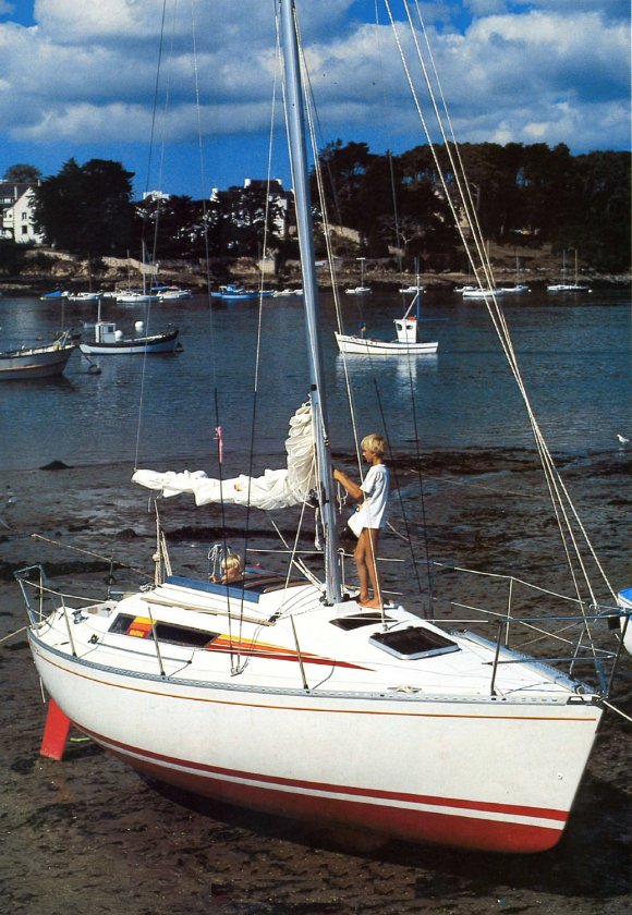 First 29 Beneteau sailboat under sail