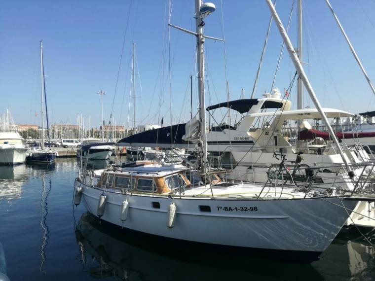 Glacer Classic 382 sailboat under sail