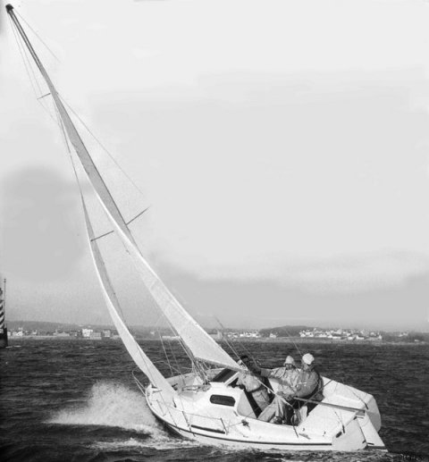 Golif jouet sailboat under sail