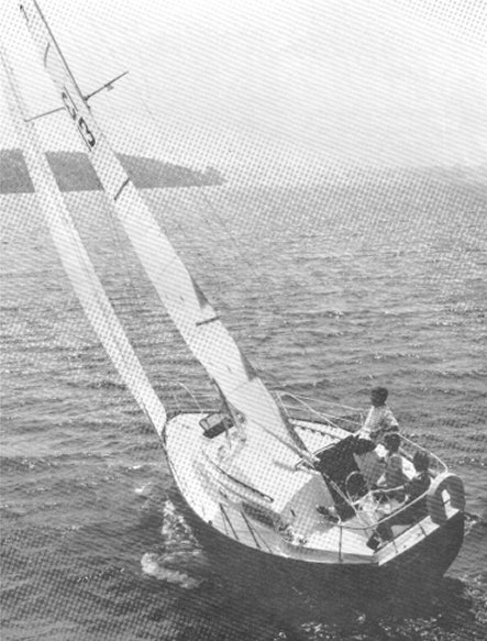 Hm 27 sailboat under sail