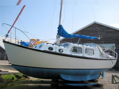 Husky 24 ms sailboat under sail