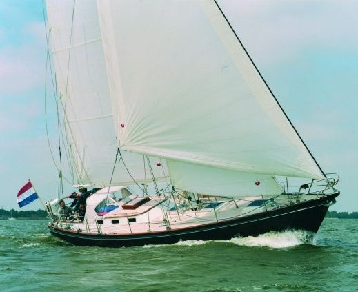 Hutting 40 sailboat under sail