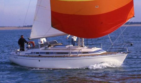 Idylle 1050 beneteau sailboat under sail