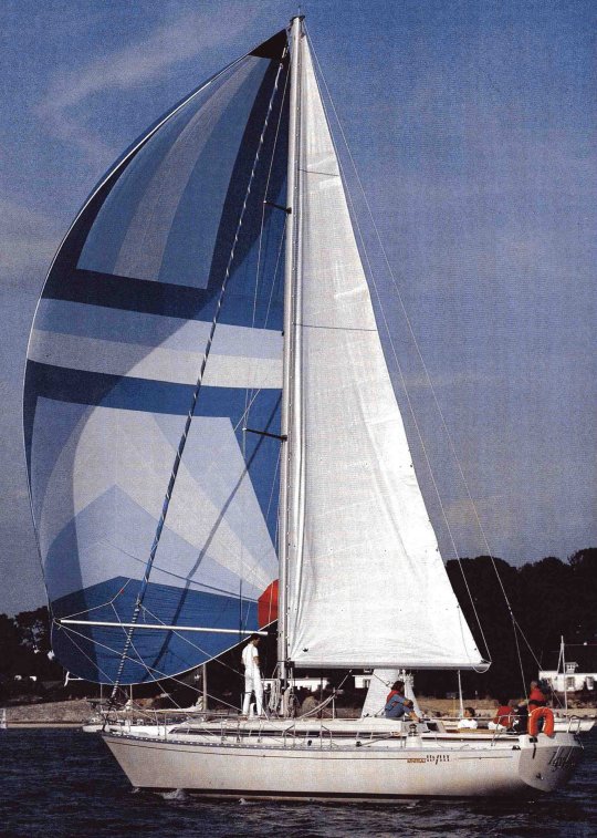 Idylle 1350 Beneteau sailboat under sail