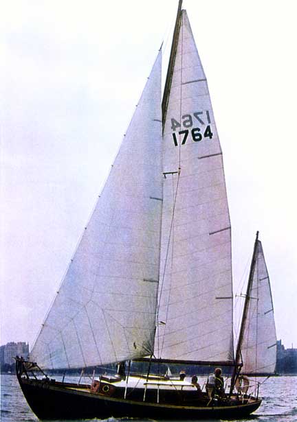 International 500 sailboat under sail