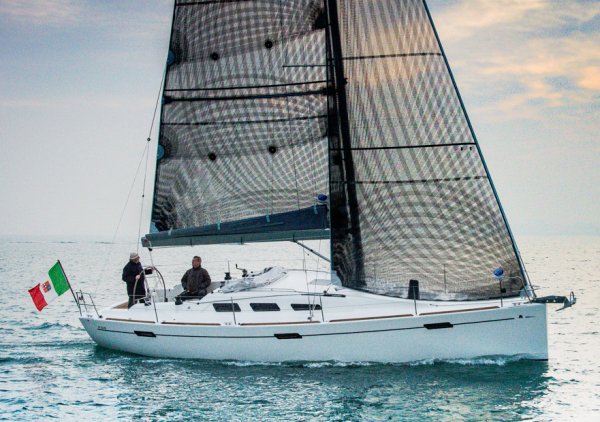 Italia 1098 sailboat under sail
