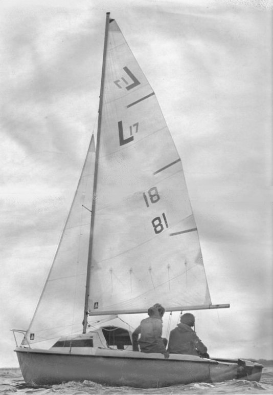 L17 lanaverre sailboat under sail